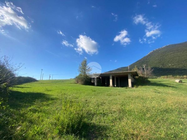 casa indipendente in vendita a Trentinara