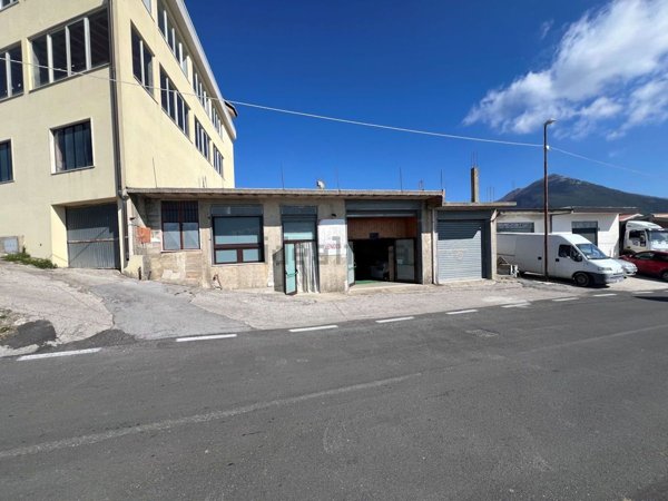 locale commerciale in vendita a Trentinara