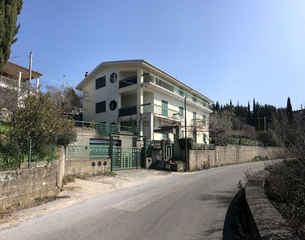 casa indipendente in vendita a Trentinara