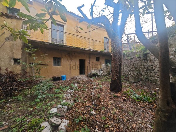 casa indipendente in vendita a Trentinara