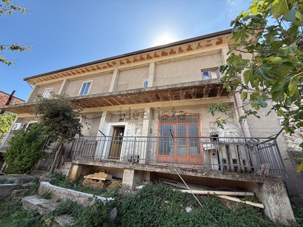 casa indipendente in vendita a Trentinara