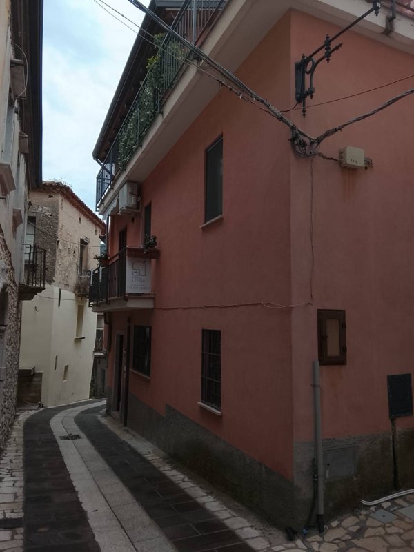 casa indipendente in vendita a Trentinara