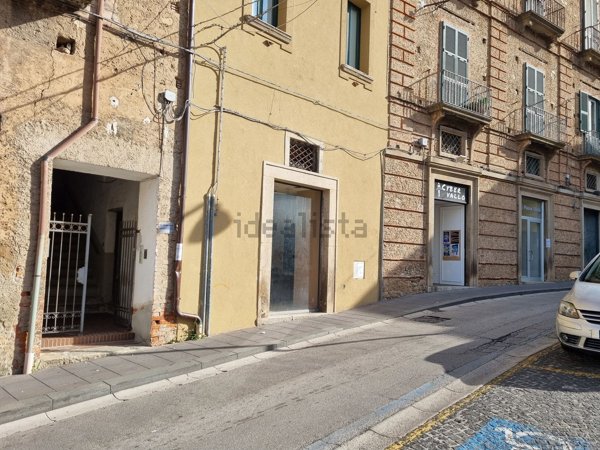 locale commerciale in vendita a Vallo della Lucania