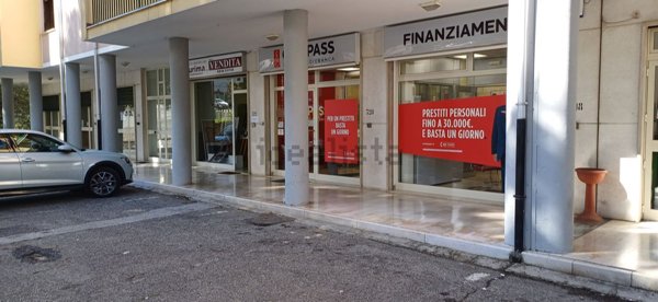 locale commerciale in vendita a Vallo della Lucania