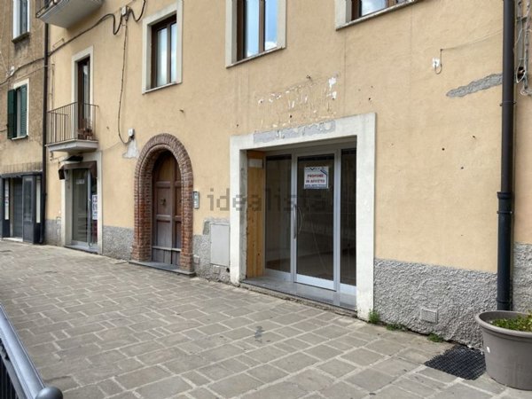 locale commerciale in vendita a Vallo della Lucania