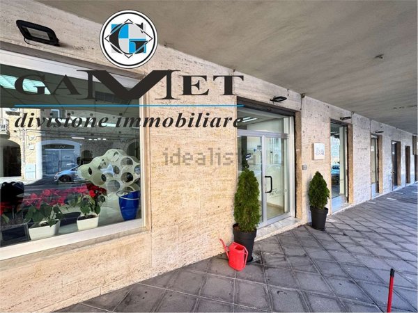 locale commerciale in vendita a Vallo della Lucania
