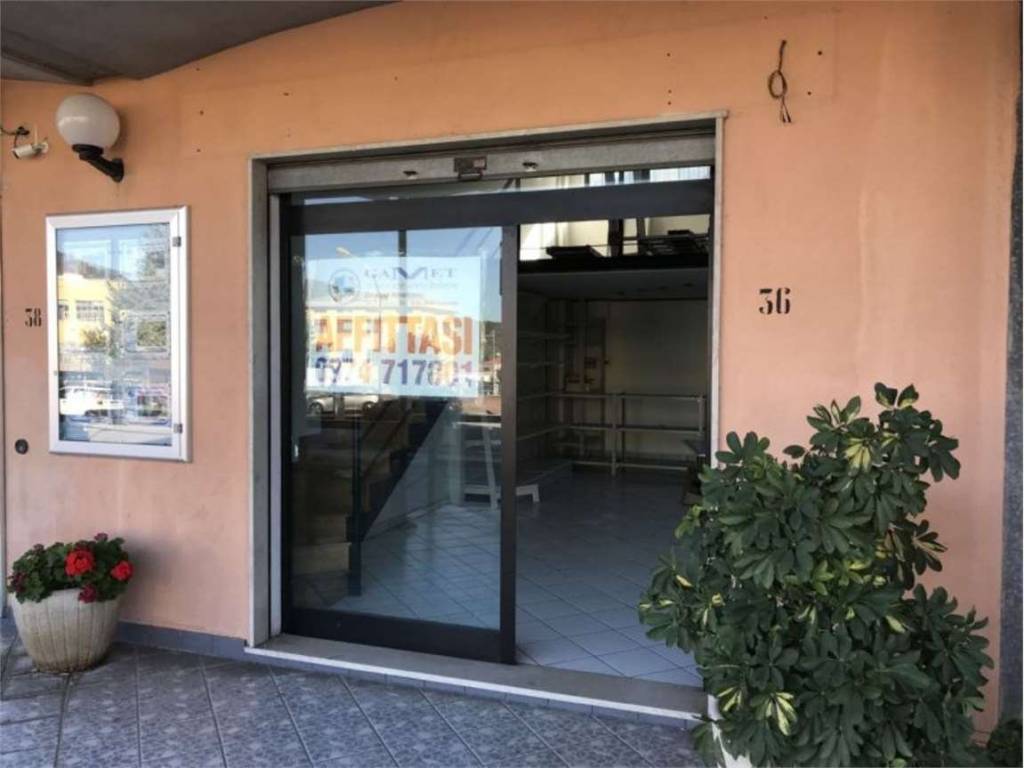 locale commerciale in vendita a Vallo della Lucania
