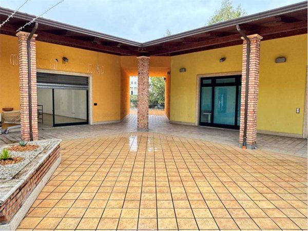 negozio in vendita a Vallo della Lucania