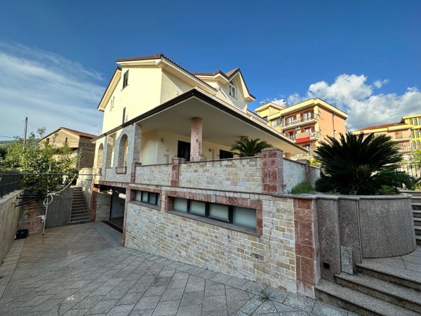 casa indipendente in vendita a Vallo della Lucania