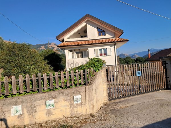 casa indipendente in vendita a Valva