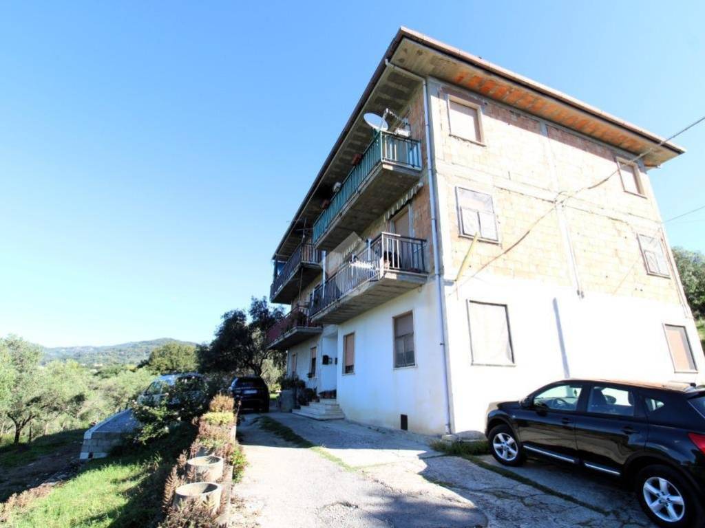 intera palazzina in vendita a Vibonati in zona Villammare