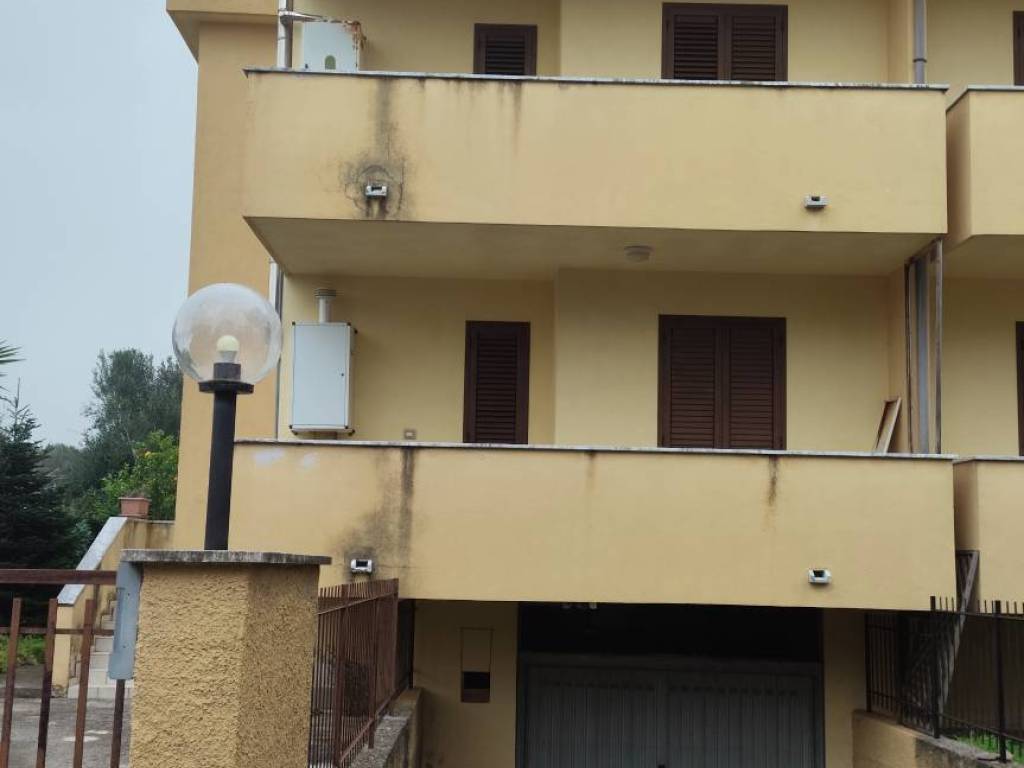 intera palazzina in vendita a Vibonati in zona Villammare