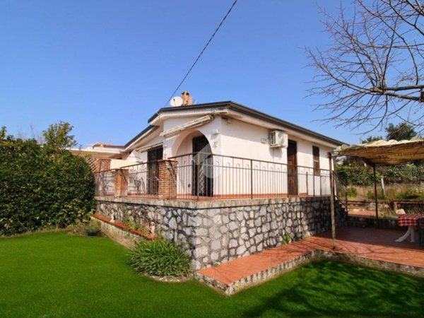 casa indipendente in vendita a Vibonati in zona Villammare