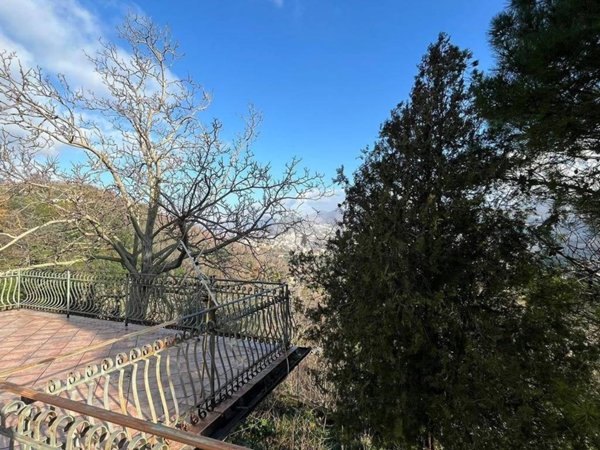 casa indipendente in vendita a Vietri sul Mare in zona Dragonea