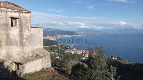 pentavano in vendita a Vietri sul Mare in zona Albori