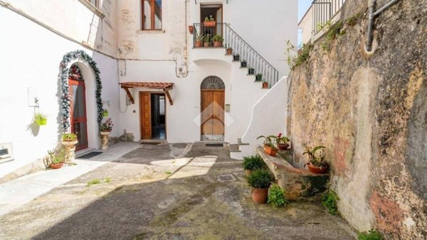 appartamento in vendita a Vietri sul Mare in zona Raito
