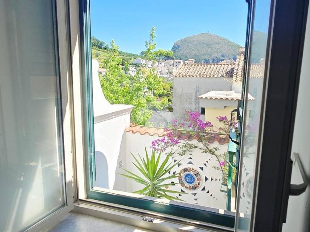 appartamento in vendita a Vietri sul Mare in zona Raito