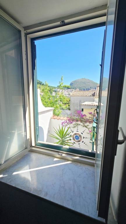 appartamento in vendita a Vietri sul Mare in zona Raito