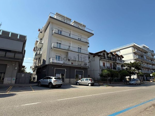 locale commerciale in vendita a Bellizzi
