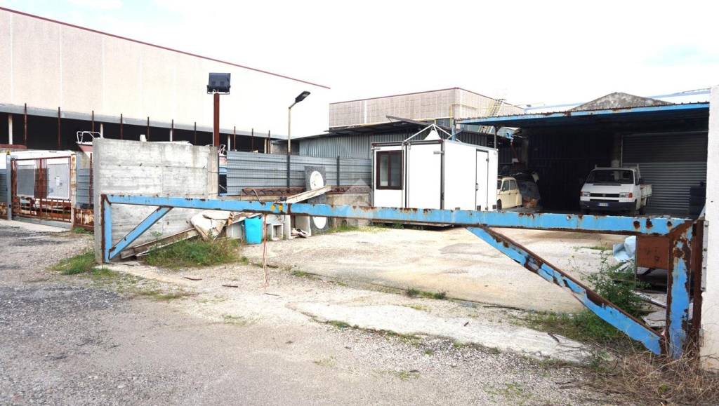 locale commerciale in vendita a Bellizzi