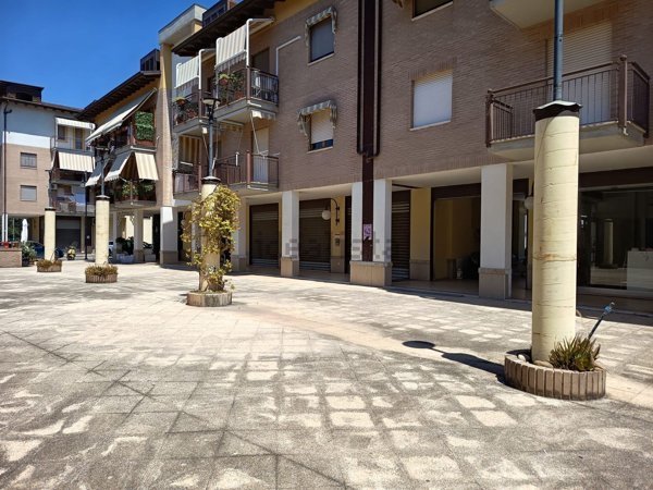 locale commerciale in vendita a Bellizzi in zona Bivio Pratole