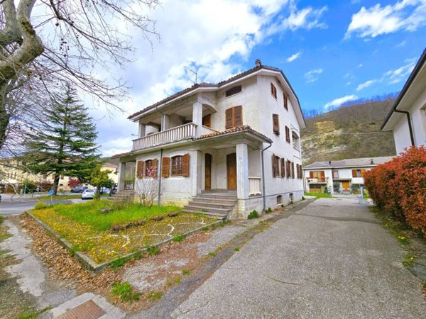 casa indipendente in vendita a Cortemilia