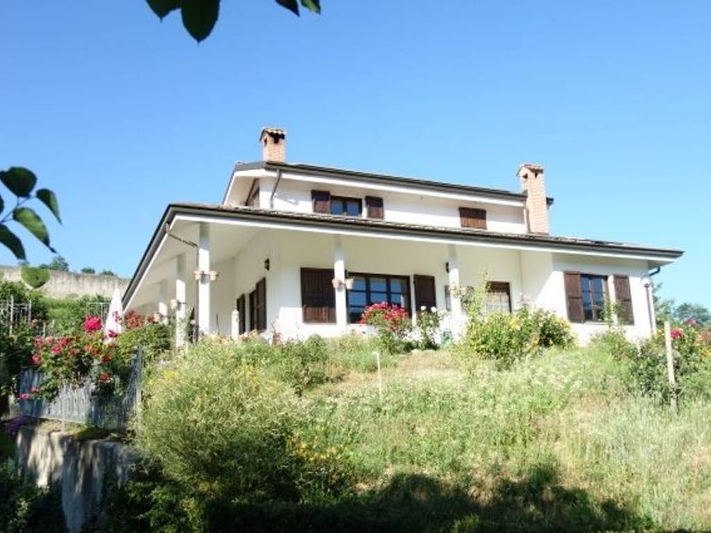 casa indipendente in vendita a Cortemilia