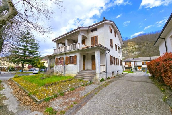casa indipendente in vendita a Cortemilia