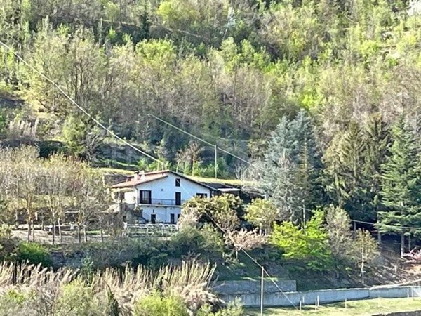 casa indipendente in vendita a Cortemilia