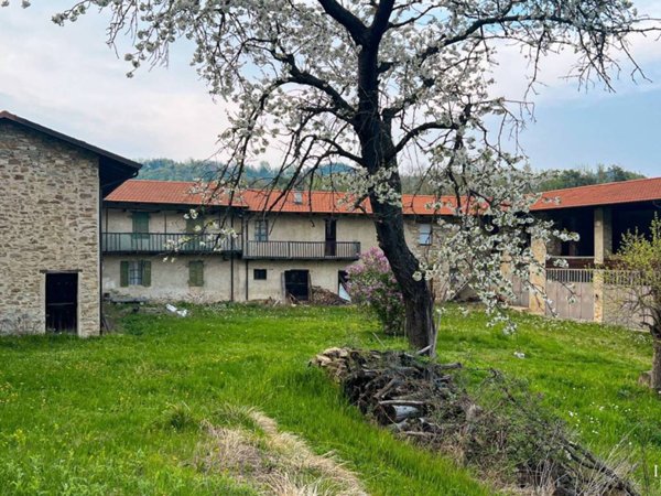 casa indipendente in vendita a Cortemilia