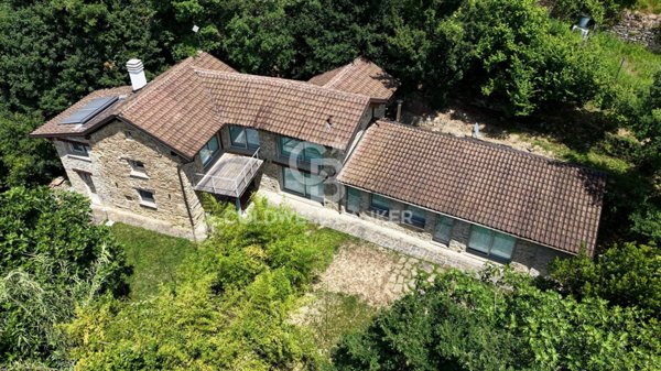 casa indipendente in vendita a Cortemilia