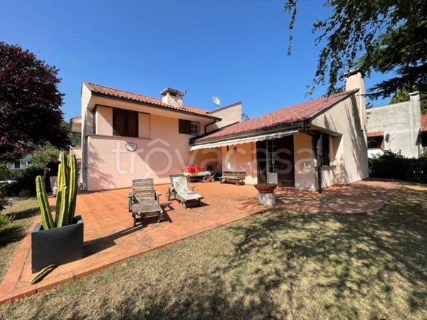 casa indipendente in vendita a Cortemilia