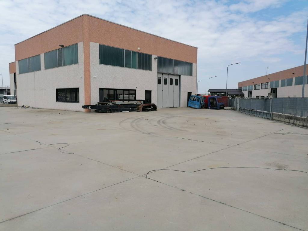 locale commerciale in vendita a Costigliole Saluzzo