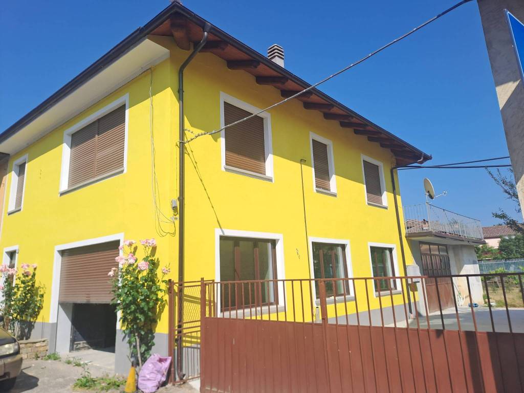 casa indipendente in vendita a Cravanzana
