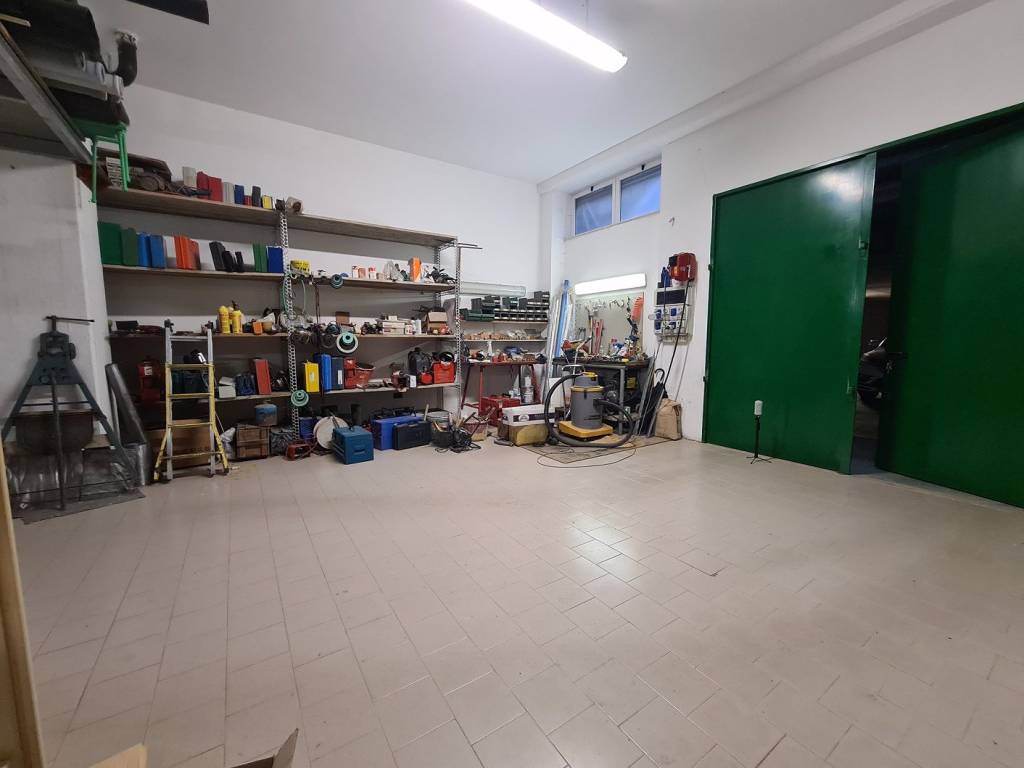 locale commerciale in vendita a Cuneo in zona San Rocco Castagnaretta