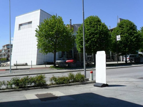 locale commerciale in vendita a Cuneo in zona Madonna dell'Olmo