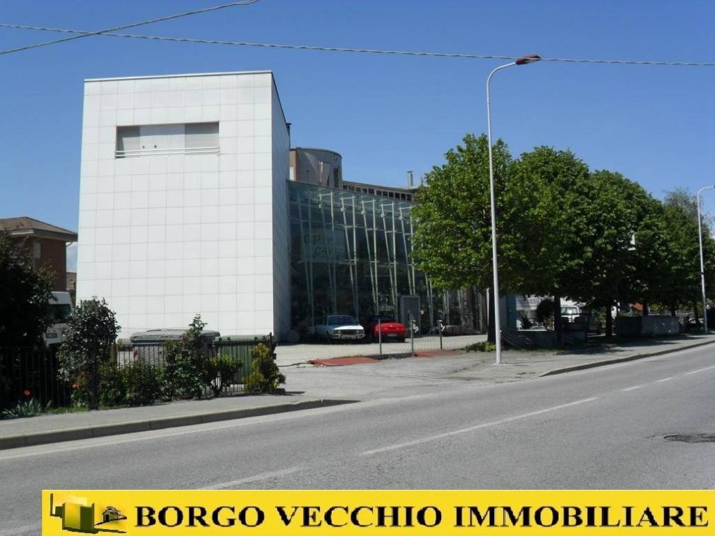 locale commerciale in vendita a Cuneo in zona Madonna dell'Olmo