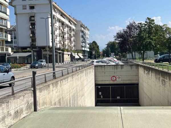 locale commerciale in vendita a Cuneo in zona San Rocco Castagnaretta