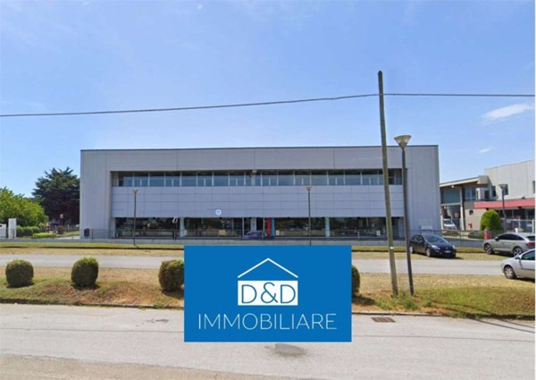 locale commerciale in vendita a Cuneo in zona Madonna dell'Olmo