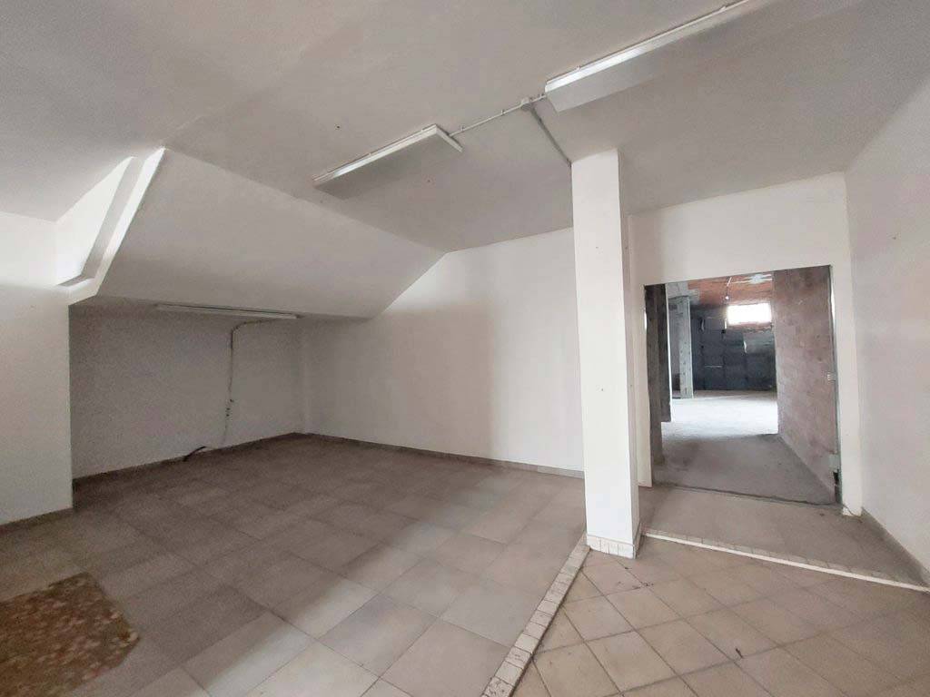 locale commerciale in vendita a Cuneo in zona Passatore