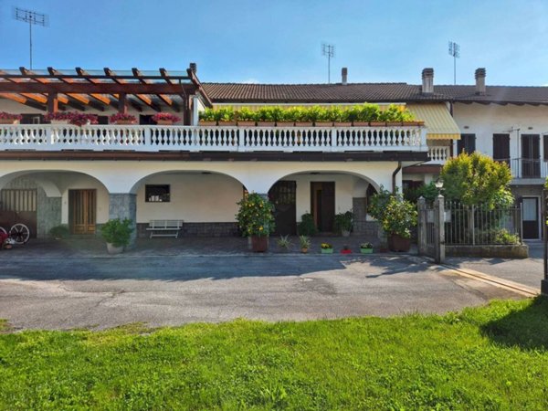 casa indipendente in vendita a Cuneo in zona Confreria