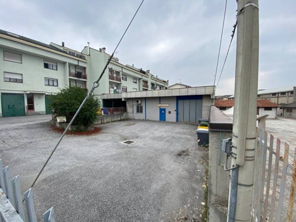 locale commerciale in vendita a Cuneo in zona Spinetta