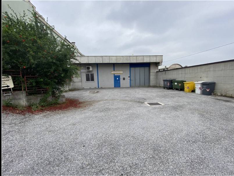 locale commerciale in vendita a Cuneo in zona Madonna delle Grazie