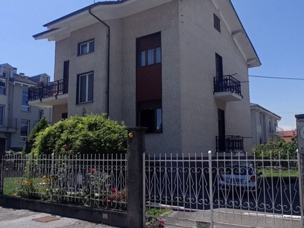 casa indipendente in vendita a Cuneo in zona San Rocco Castagnaretta