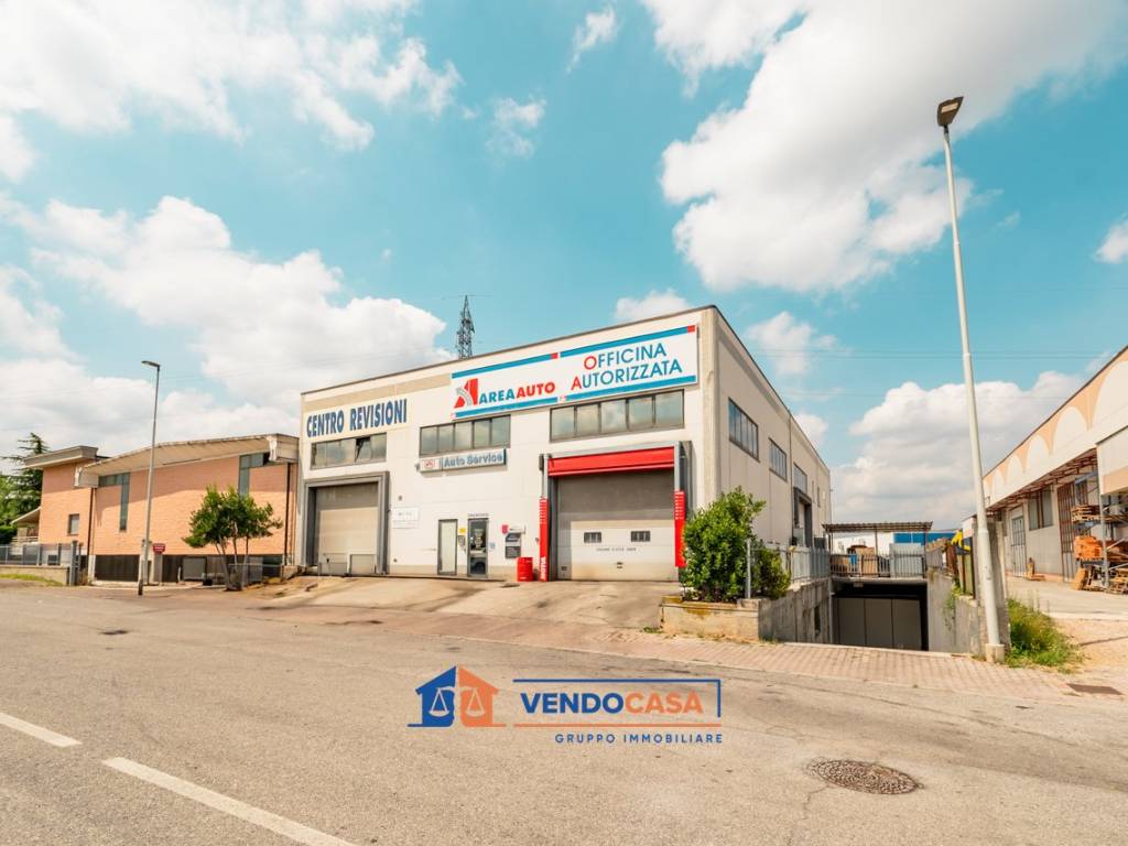 casale in vendita a Cuneo in zona San Rocco Castagnaretta