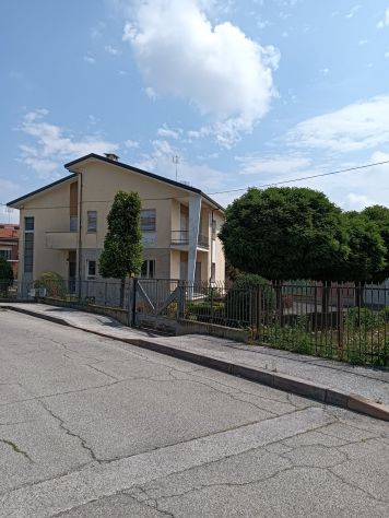 casa indipendente in vendita a Cuneo in zona Confreria