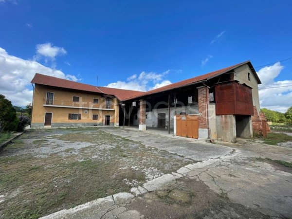 casa indipendente in vendita a Cuneo in zona Confreria
