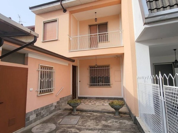 casa indipendente in vendita a Cuneo in zona Villata