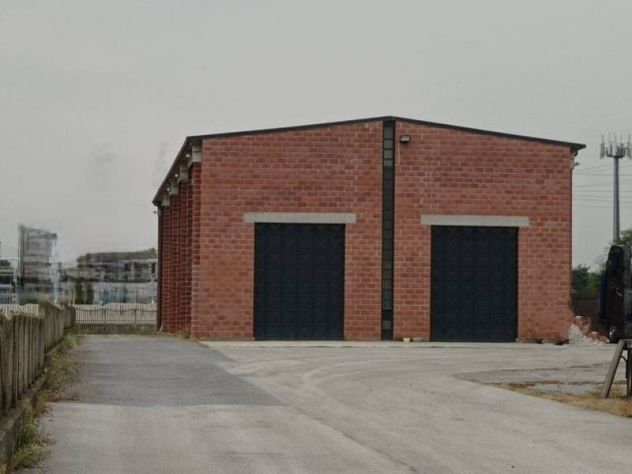 locale commerciale in vendita a Cuneo in zona Centro Città