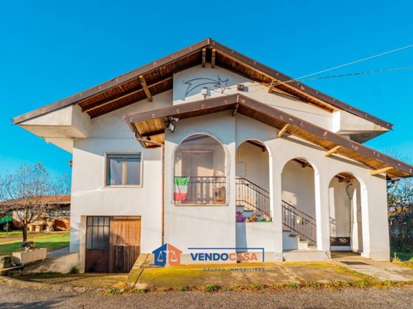 casa indipendente in vendita a Cuneo in zona Confreria